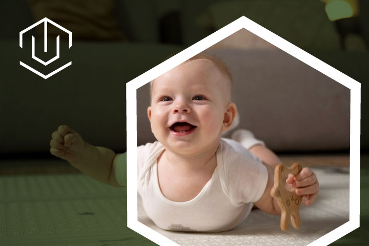 Bebé sonriendo durante una sesión de fisioterapia pediátrica en clínica especializada en Madrid